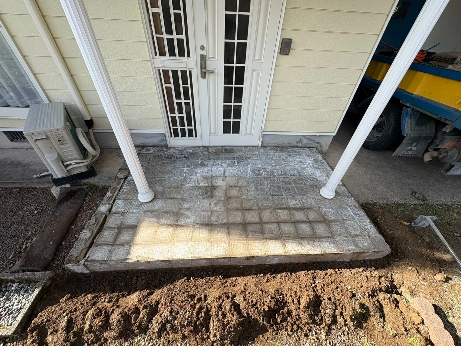 地震で破損した玄関ポーチ|タイル撤去と基礎補修の工程